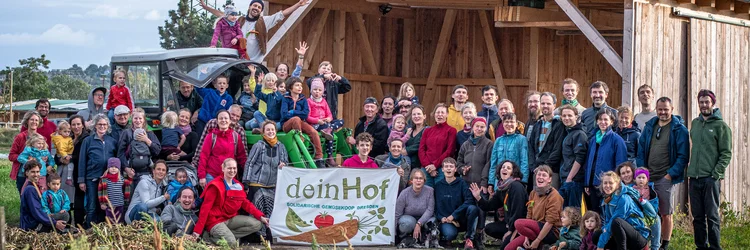 Gruppenbild mit Schild deinHof
