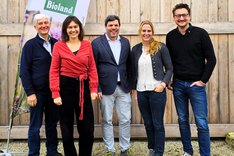 Fünf Menschen schauen in lachend in die Kamera. Klick führt zu Großansicht.