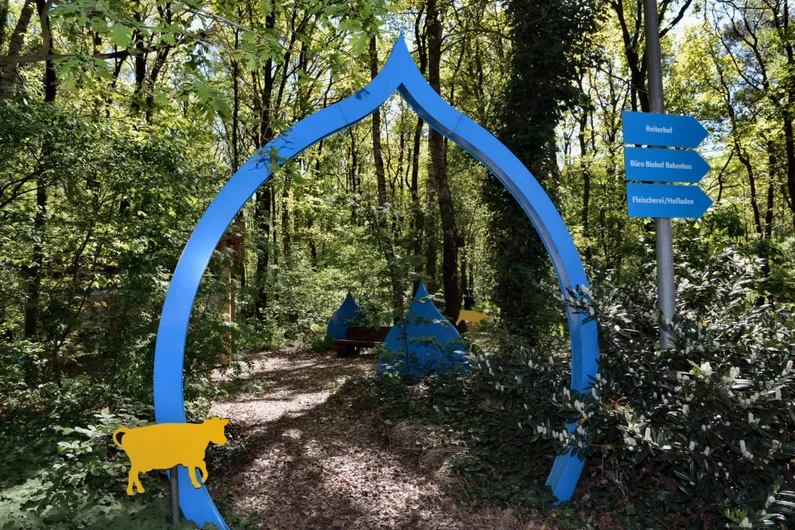 Ein blaues Eingangstor in Form eines Wassertropfens