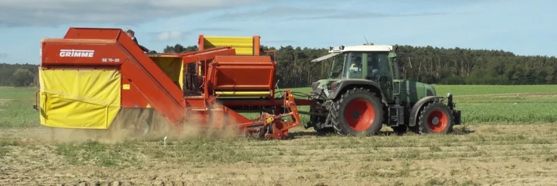Traktor fährt übers Feld