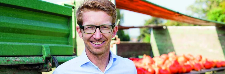 Mann mit Kürbis im Arm