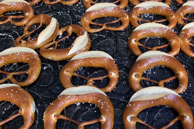 Backblech voller veganer Brezeln. Klick führt zu Großansicht in neuem Fenster, schließen per ESC.