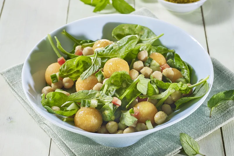 Kichererbsensalat mit Blattspinat und Melone