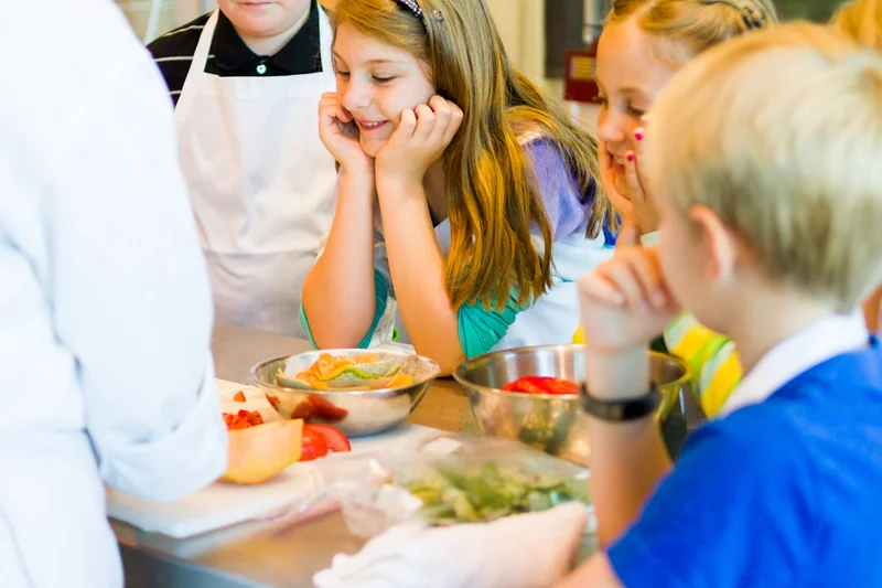 Kinder schauen beim Kochen zu
