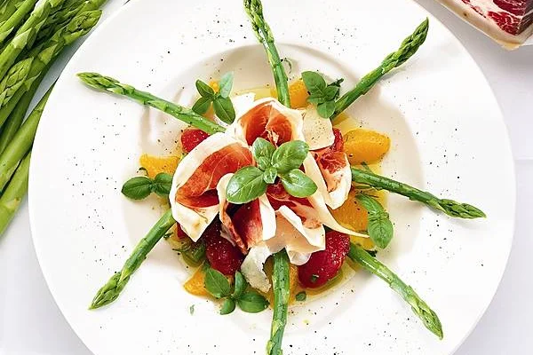 Salat von grünem Spargel