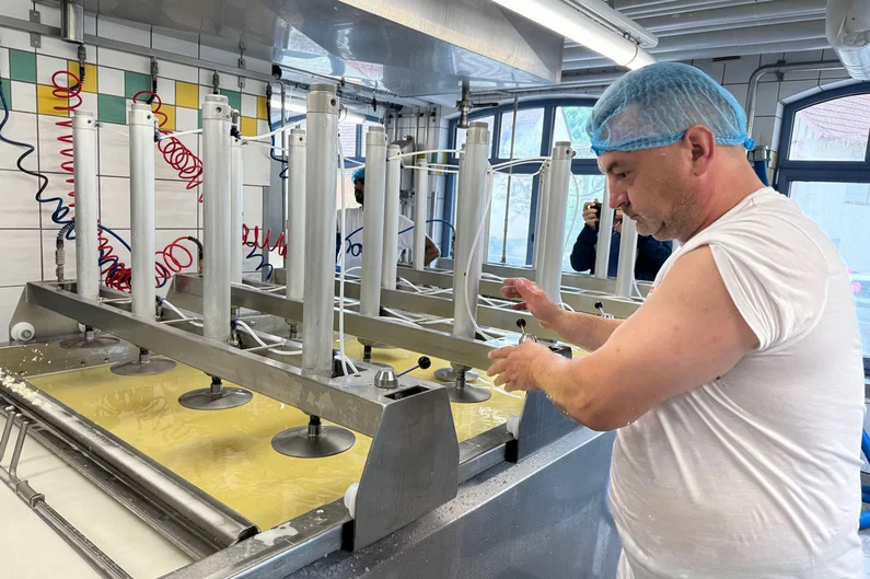 Mann bedient eine Presse