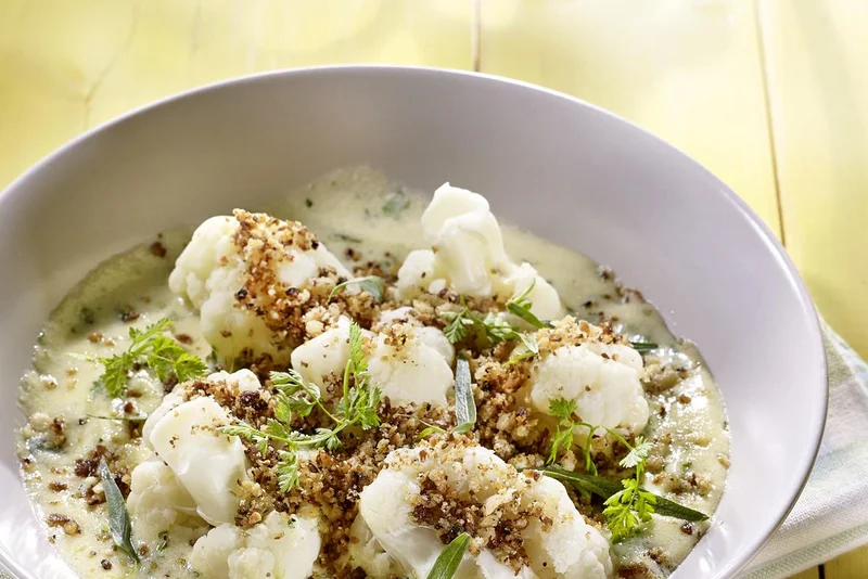 Blumenkohl mit Butter-Nuss-Laugenbrösel und Sauce Bernaise