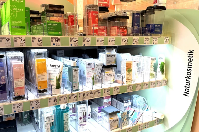 Naturkosmetik im Regal. Klick führt zu Großansicht im neuen Fenster.