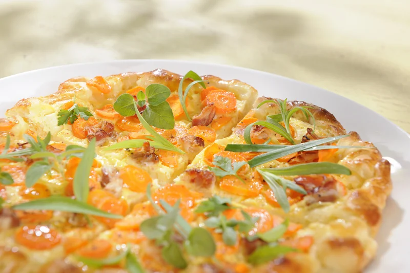 Gemüse-Flammkuchen mit Kräuterquark