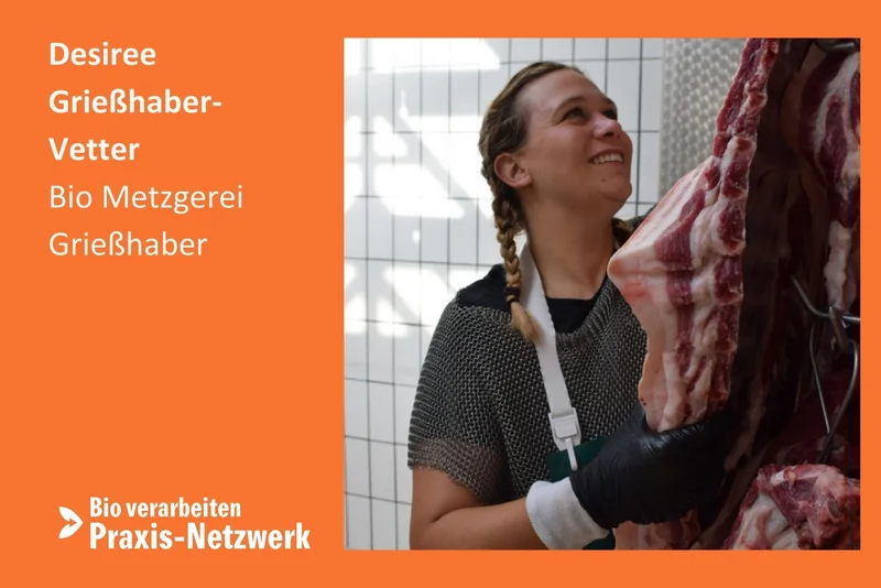 Frau beim Zerlegen eines Schlachtkörpers. Klick führt zu Großansicht.
