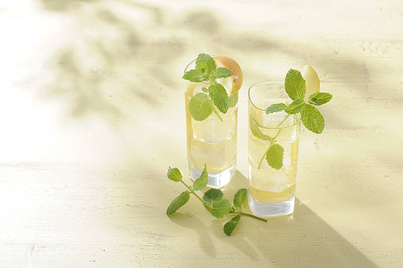Zwei Gläser mit Apfelshake