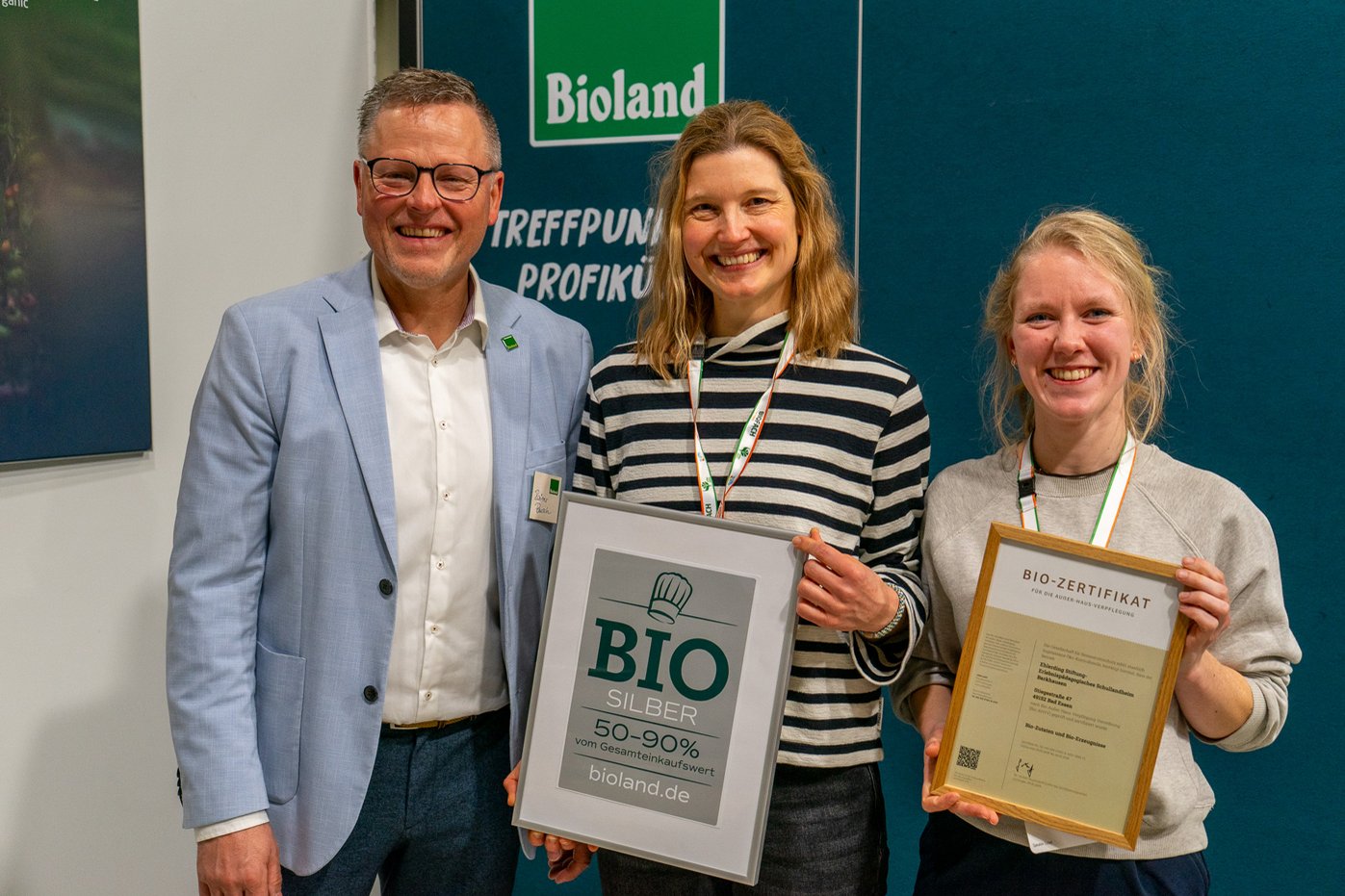 Rainer Pausch (Bioland) mit Katrin Sinn und Katharina Uhlmann vom Schullandheim Barkhausen. Klick führt zu Großansicht in neuem Fenster.