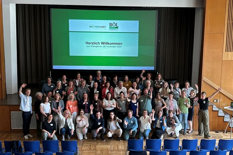 Gruppenfoto aller Teilnehmenden eines Dialogforums von Bio Verbindet vor einer PowerPoint-Präsentation.