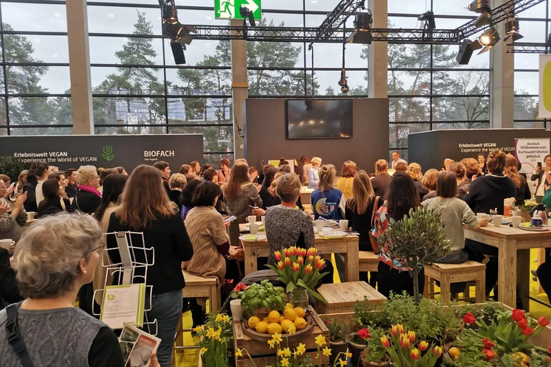 Viele Frauen versammelt auf der Biofach-Messe. Klick führt zu Großansicht in neuem Fenster.