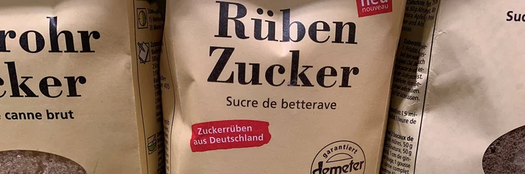 Verschiedene Zuckerpackungen im Regal.