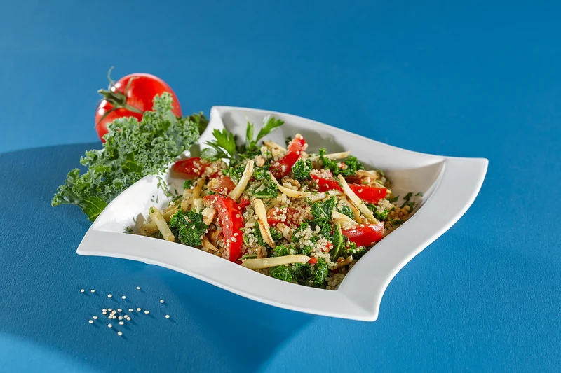 Pikanter Grünkohlsalat mit Quinoa