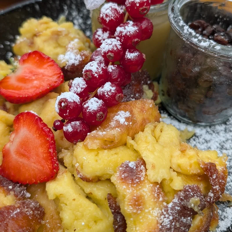Kaiserschmarn angerichtet mit Früchten. Klick führt zu Großansicht in einer Lightbox. Zum Schließen der Lightbox ESC drücken.