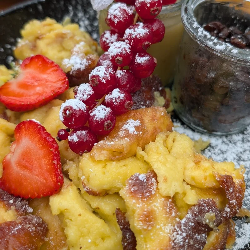 Kaiserschmarn angerichtet mit Früchten. Klick führt zu Großansicht in einer Lightbox. Zum Schließen der Lightbox ESC drücken.