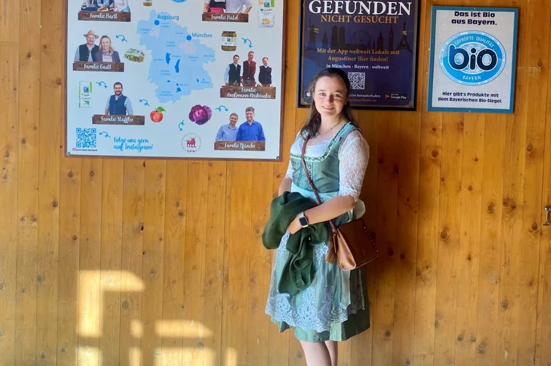 Michelle Spinelli vor Plakaten über das bayerische Bio-Siegel.