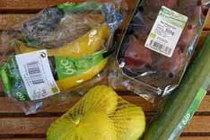 Zitronen, Bananen und Gurke mit Verpackungen