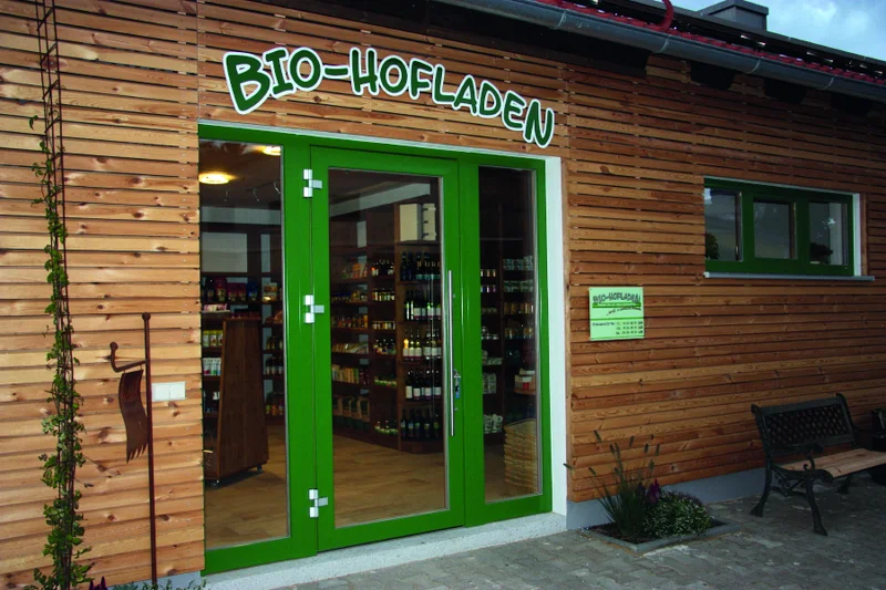Frontansicht des Hofladens.