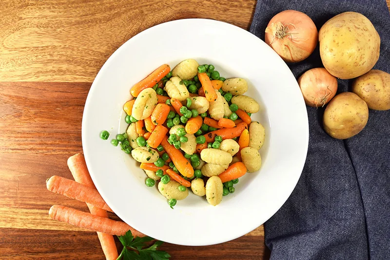 Gnocchi mit Erbsen und Babymöhren. Klick führt zu Großansicht in neuem Fenster.