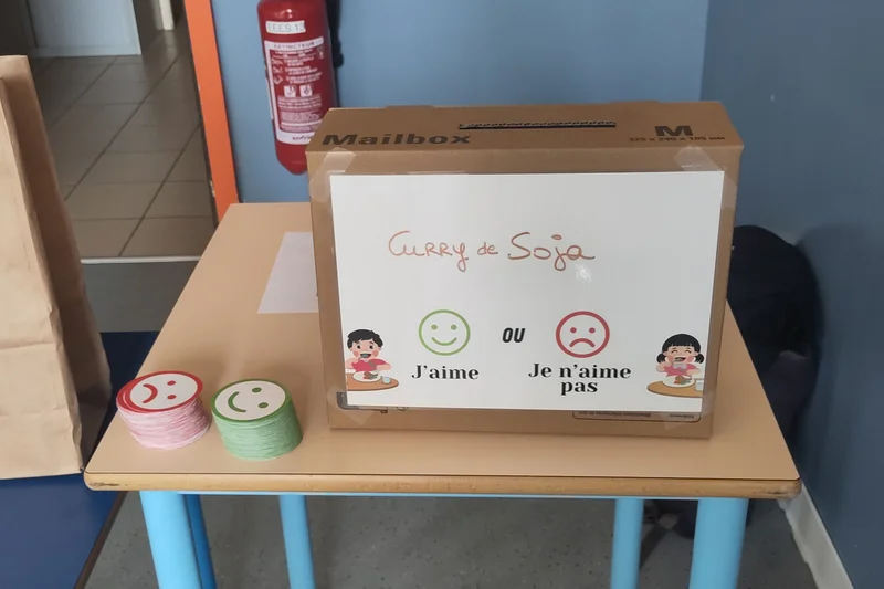 Bewertungsbox in einer Schulmensa mit Smilies zum Einwerfen. Klick führt zu Großansicht in neuem Fenster.
