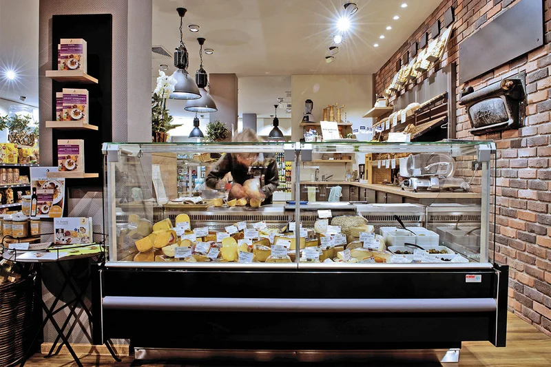 Steckerfertige Kühltheke mit Käse. Klick führt zu Großansicht im neuen Fenster.