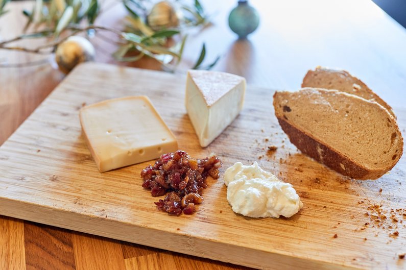 Feigenchutney angerichtet auf einem Holzbrett.