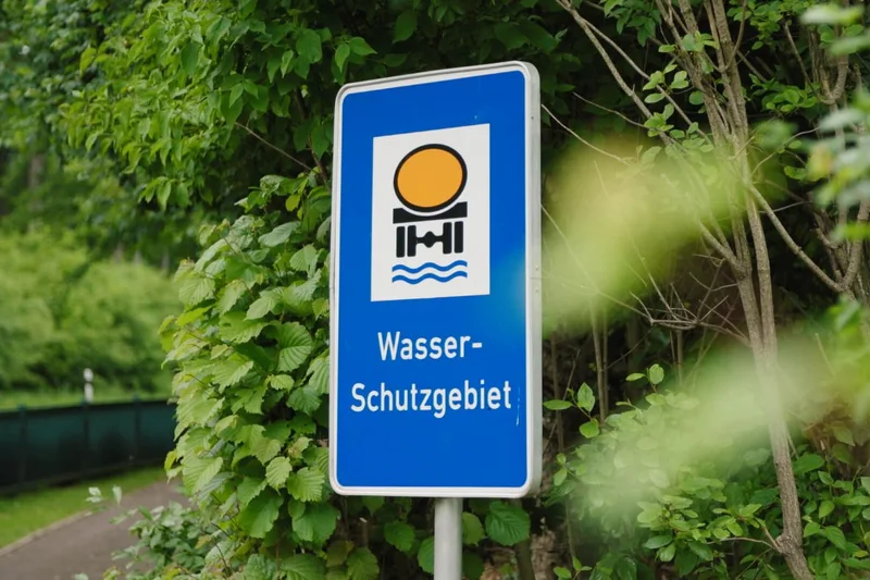 Tafel mit Aufschrift "Wasserschutzgebiet".