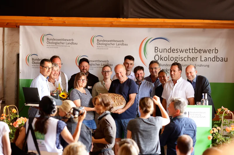 Preisverleihung Gruppenfoto. Klick führt zu Großansicht im neuen Fenster.