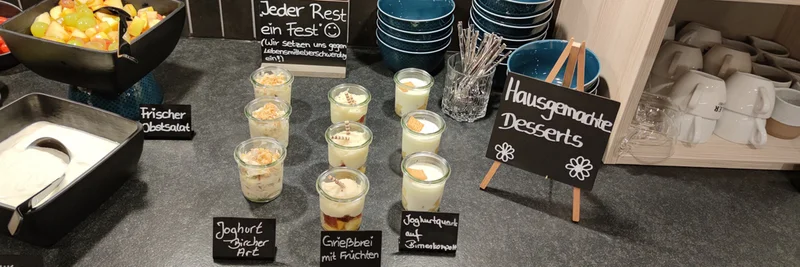 Hausgemachte Desserts mit Hinweis-schild