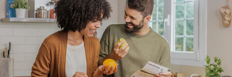 Junges Paar packt Orangen aus CrowdFarming-Karton. Klick führt zu Großansicht in neuem Fenster.