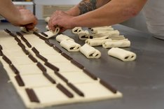 Herstellung von Pain au Chocolat in der Backstube.