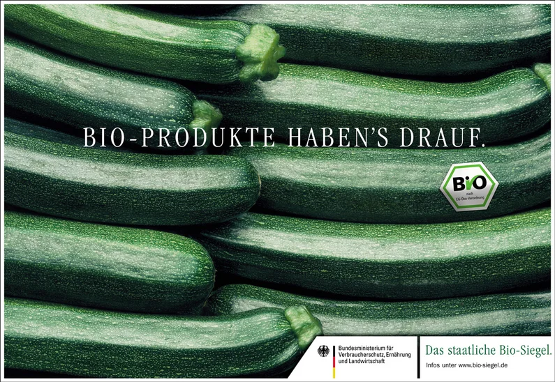 Plakat mit Zucchini und der Aufschrift Bio-Produkte habens drauf