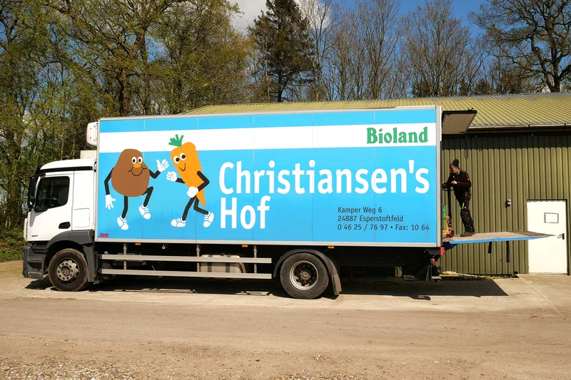 Hofeigener Lkw mit Betriebslogo. Klick führt zu Großansicht in einer Lightbox. Zum Schließen der Lightbox ESC drücken.