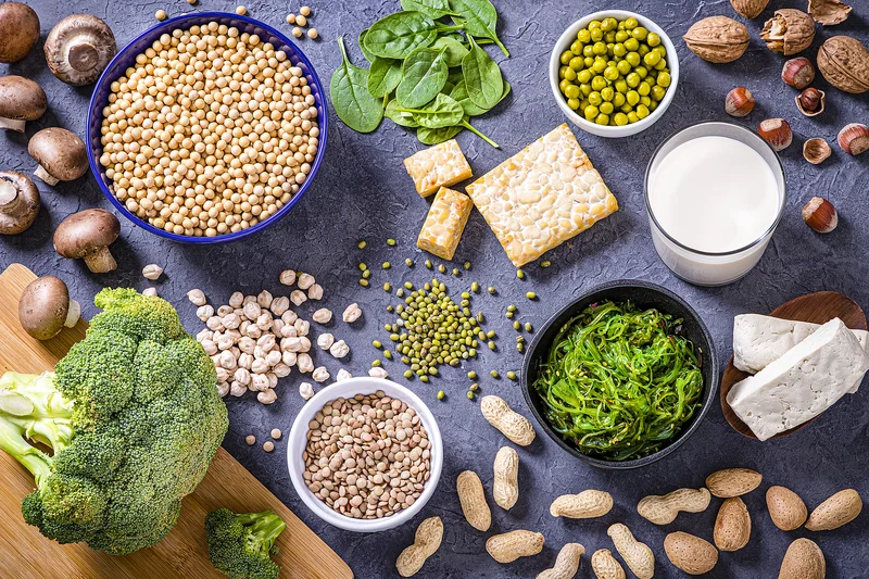 Verschiedene vegane Ersatzprodukte auf einem Tisch.
