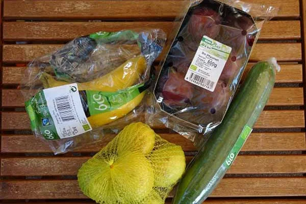 In Plastik verpacktes Obst.