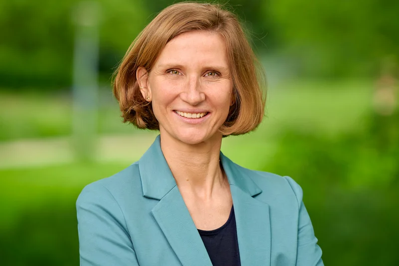 Porträt-Foto Prof. Melanie Speck. Klick führt zu Großansicht in neuem Fenster.