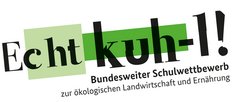 Logo des Echt-Kuh-l Wettbewerbs. Echt und kuh-l sind mit schwarzer Schrift auf grünem Hintergrund abgebildet. Darunter steht in schwarzer Schrift "Bundesweiter Schulwettbewerb zur ökologischen Landwirtschaft und Ernährung. Klick führt zu Großansicht.