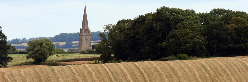 Kirche hinter Hügeln.