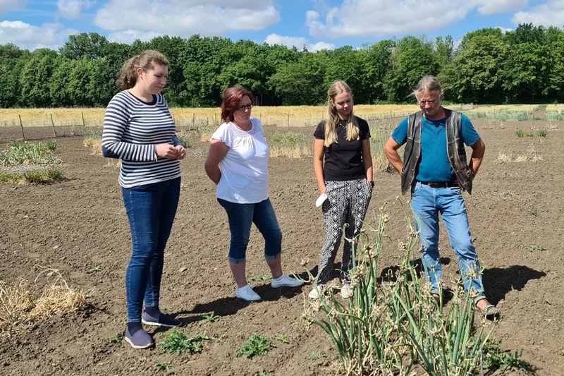 Sophie Blessinger (links), Bianca Rosenau, , Antje Bohndorf und Thomas Handrick vom Verbund Ökohöfe auf einem Knoblauchacker
