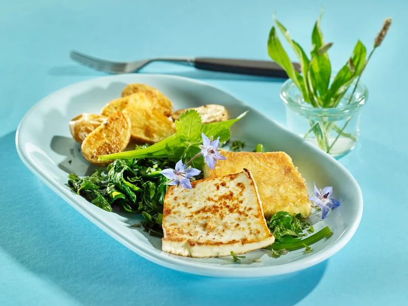 Zweierlei Bratkäse an Kräuterspinat und Ofenkartoffeln