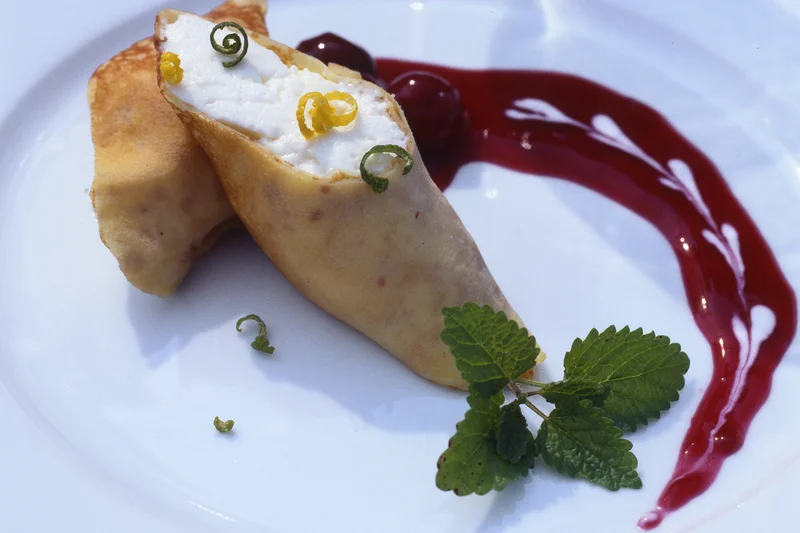 Mousse im Crepes-Mantel