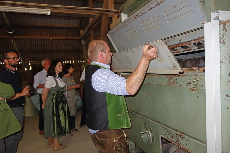 Mann reinigt Mühle.