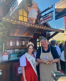 Die bayerische Bio-Königin Lena 1. und Standinhaber vor dem Stand "Jürgen's Bio-Bratwurst".