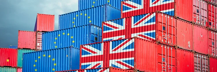 Frachtcontainer mit Flaggen von Europa und Großbritannien. Foto: narvikk / iStock / Getty Images Plus via Getty Images