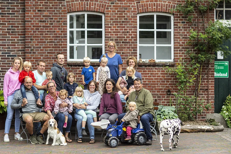 Familienfoto im Hof
