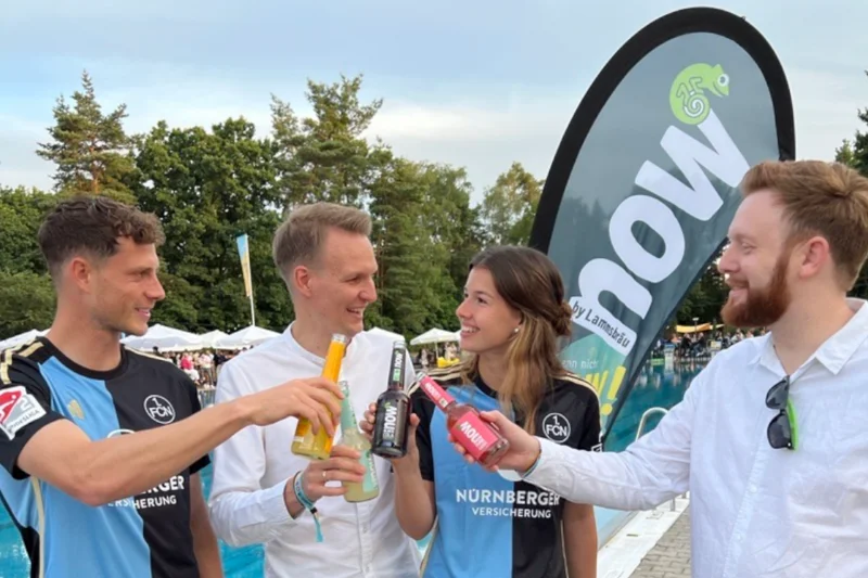 Vier Menschen, die sich zuprosten. Klick führt zu Großansicht.