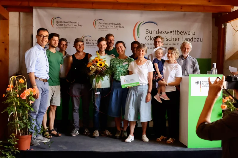 Gruppenfoto bei Preisverleihung. Klick führt zu Großansicht im neuen Fenster.